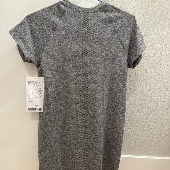 NWT Lululemon Swiftly Tech Short-Sleeve Shirt 2.0 Hip Length - Picture 2 of 3
